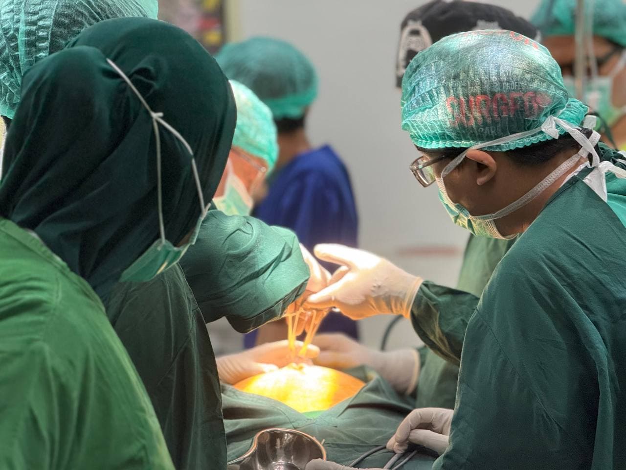 Suasana ruang operasi bariatrik dengan tim dokter